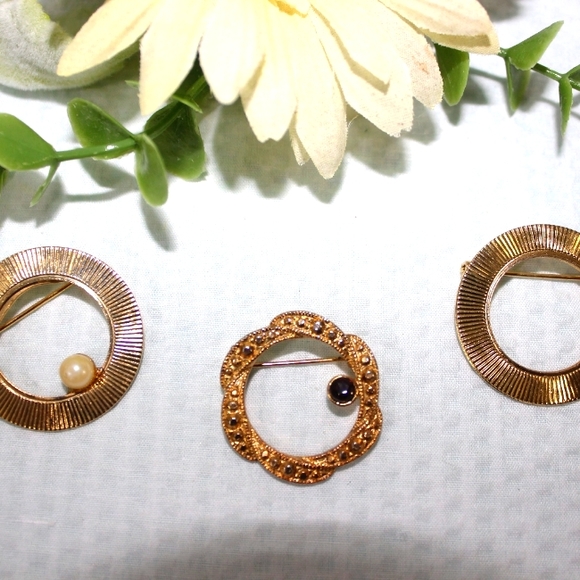 3 Vintage Brooches Circle Ring Gold Beautiful! - Picture 6 of 7